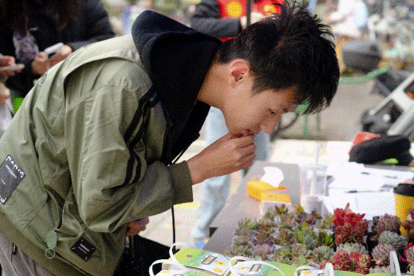 男人在切蛋糕 AI 生成的内容可能不正确。