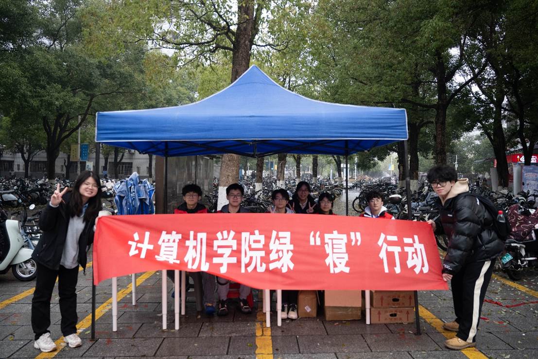 人们在看台上的人在街道上手拿着伞 AI 生成的内容可能不正确。